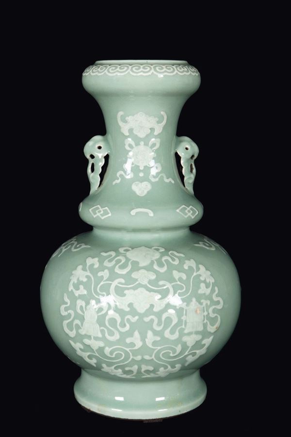 Vaso in porcellana a fondo verde con decoro bianco naturalistico con pipistrelli, Cina, Dinastia Qing, XIX secolo