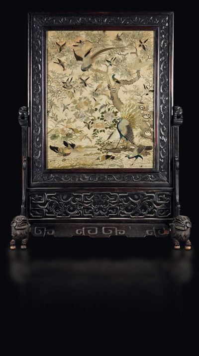 Parafuoco in Legno di Homu con Tessuto Centrale Raffigurante Rose, Pavoni ed Uccellini, Cina, Din...