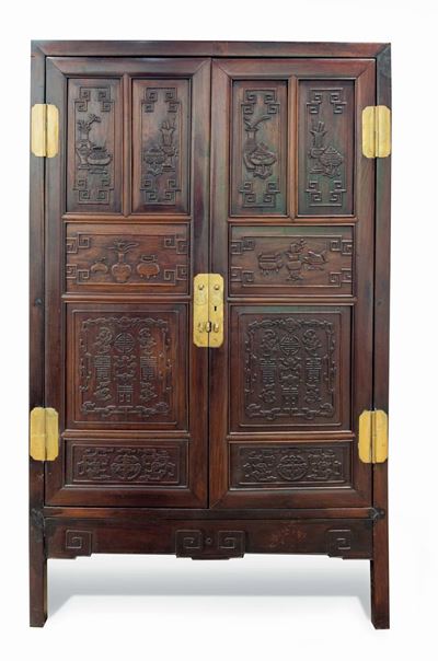Armadio a Due Ante in Legno Huali con Intaglio di Pipistrelli e Decori Naturalistici, Cina, Dinas...