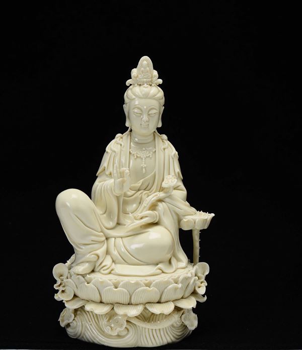 Figura di Guanyin in porcellana Blanc De Chine seduta su fiore di loto, Cina, XX secolo