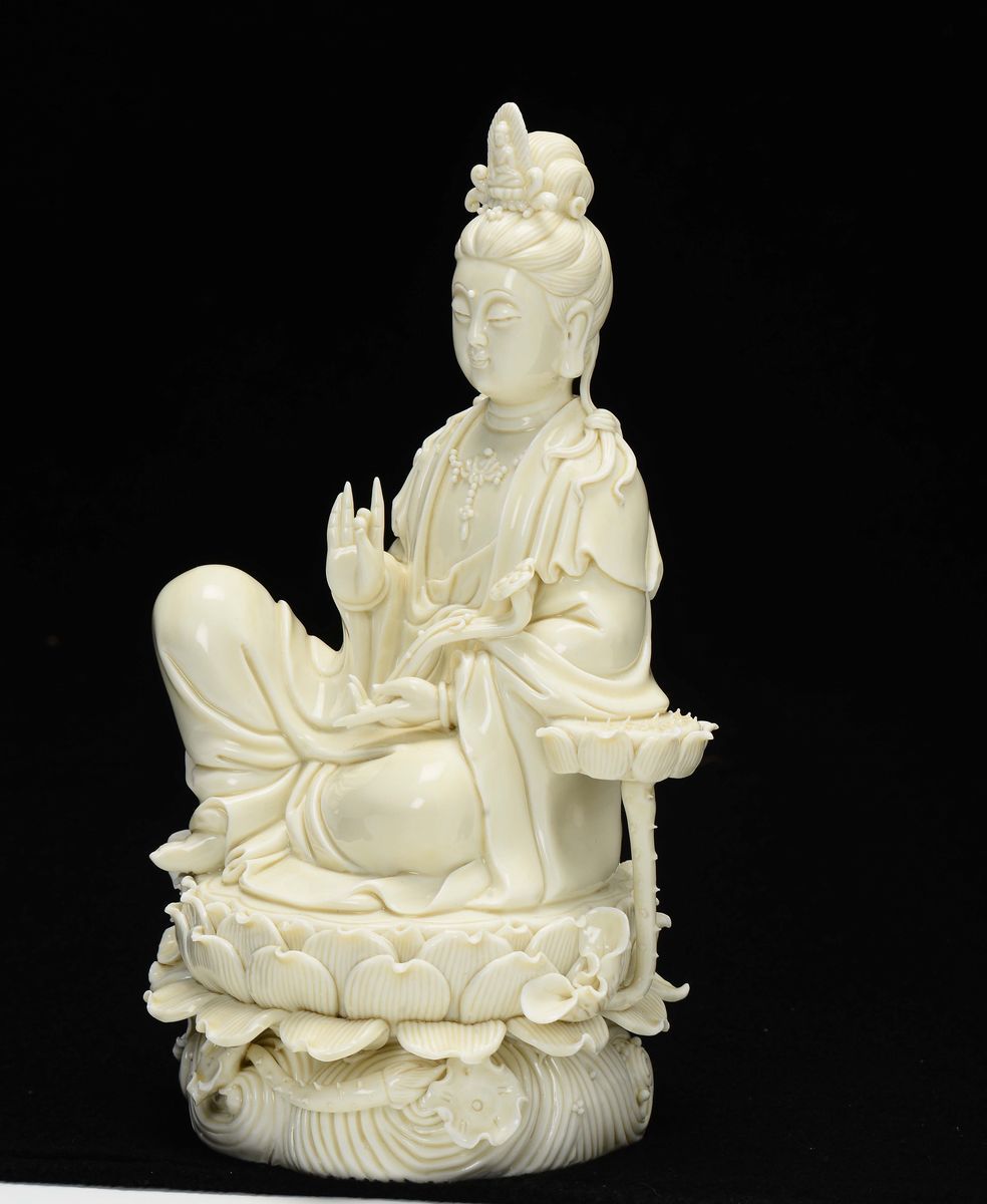 Figura di Guanyin in Porcellana Blanc De Chine Seduta su Fiore di Loto, Cina, XX Secolo
