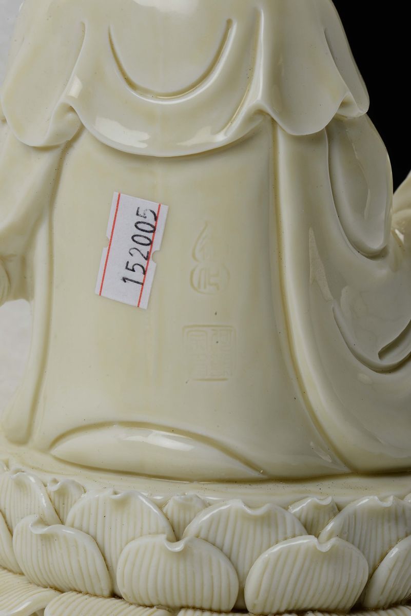 Figura di Guanyin in Porcellana Blanc De Chine Seduta su Fiore di Loto, Cina, XX Secolo