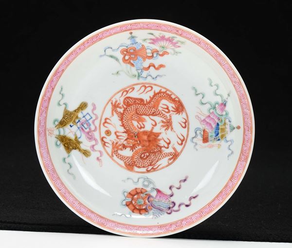 Piatto in porcellana a smalti policromi con drago centrale, Cina, XX secolo