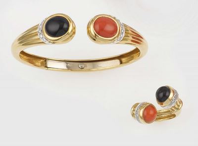 Parure Composta da Bracciale Rigido ed Anello con Onice e Corallo