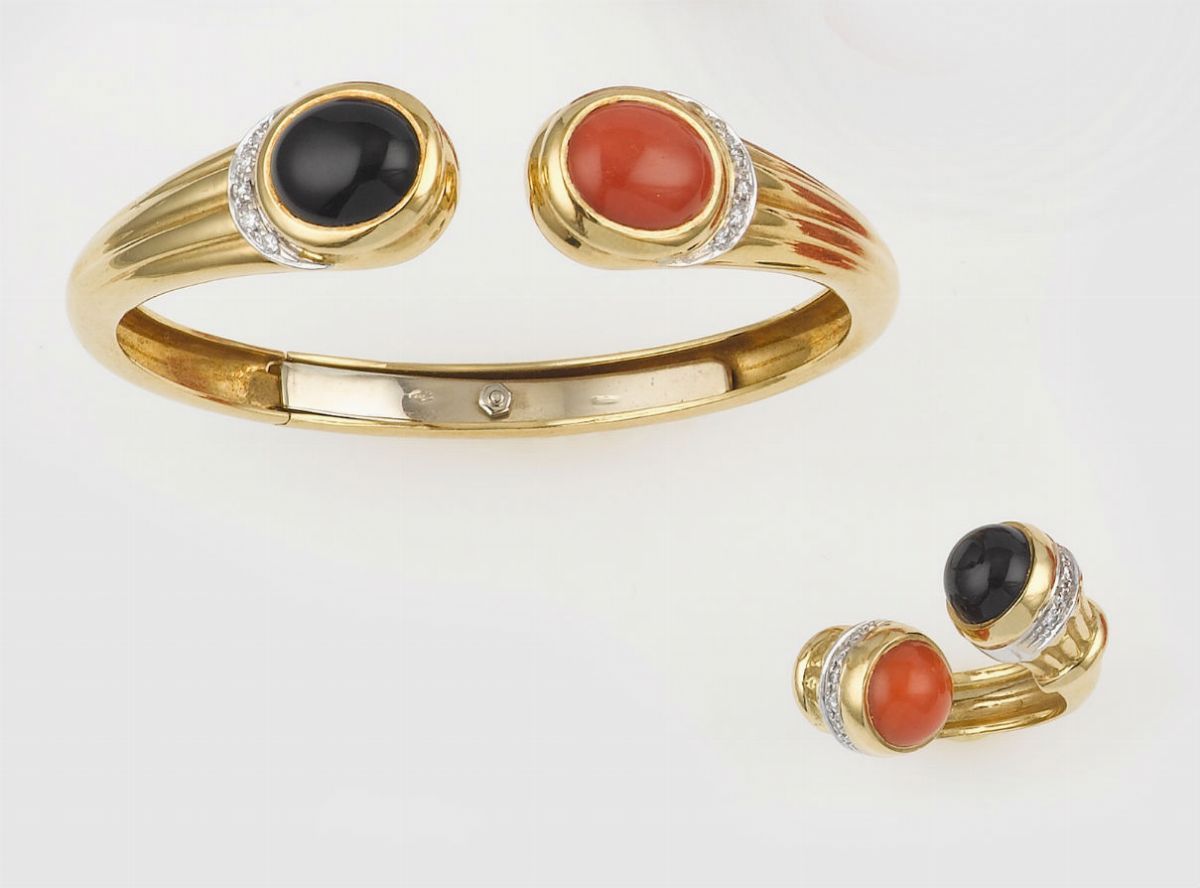 Parure Composta da Bracciale Rigido ed Anello con Onice e Corallo