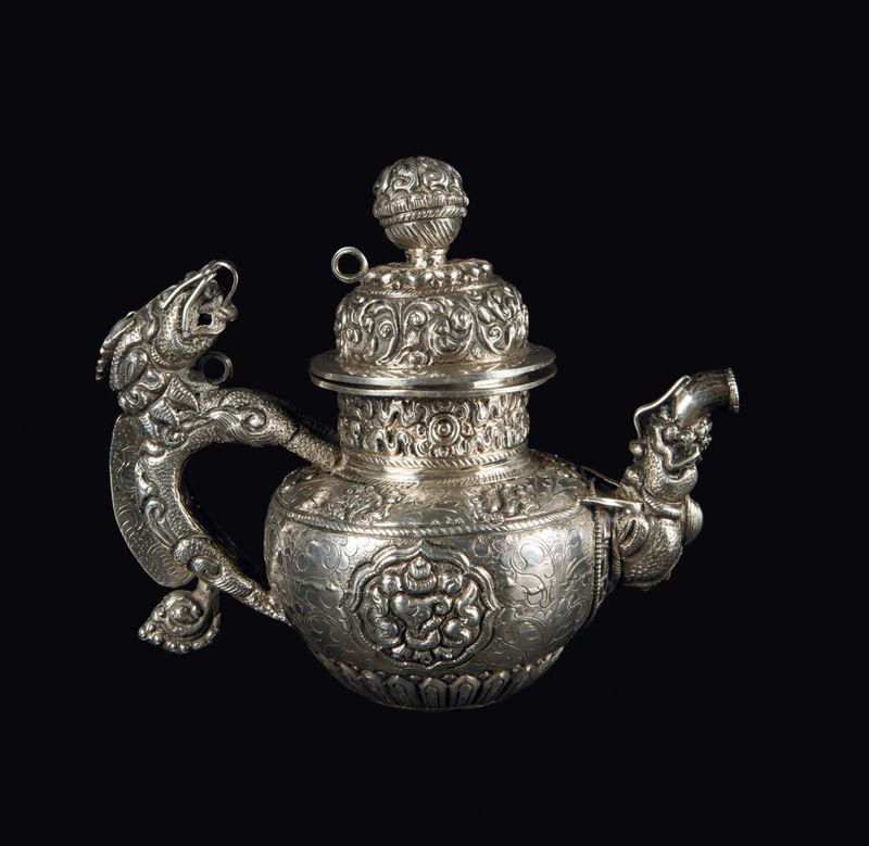 A small embossed silver teapot, Tibet, 19th century  - Auction Fine Chinese Works of Art - Cambi Casa d'Aste