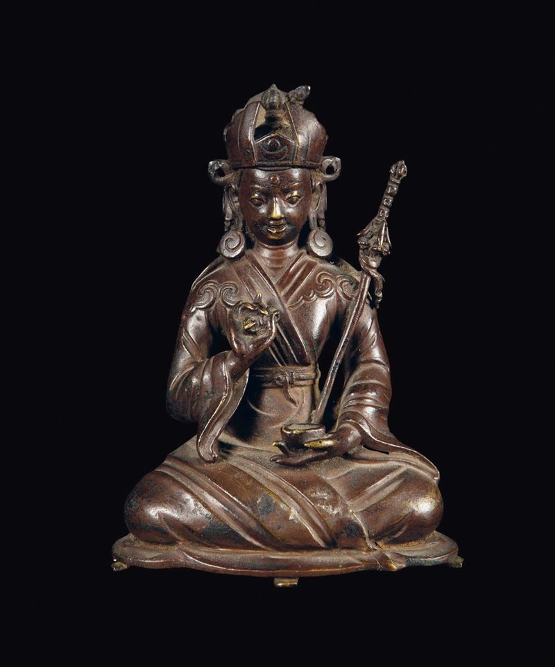 Figura di Padmasambhava in bronzo con cappello, Tibet, XVIII secolo  - Asta Fine Chinese Works of Art - Cambi Casa d'Aste