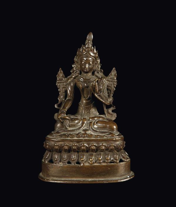 Figura di Prajnaparamita su doppio fiore di loto in bronzo, Nepal, XVIII secolo
