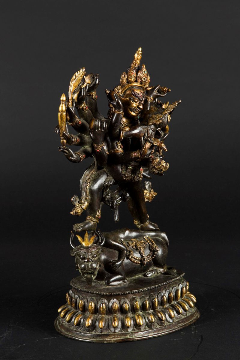 Figura di Outer Yama in Bronzo con Tracce di Doratura e Innesti di Pietre Dure, Cina, Dinastia Qi...