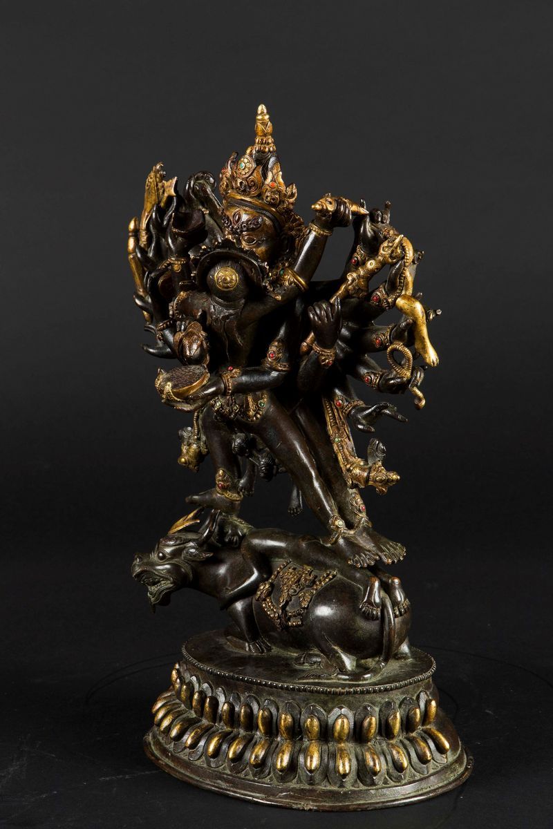 Figura di Outer Yama in Bronzo con Tracce di Doratura e Innesti di Pietre Dure, Cina, Dinastia Qi...