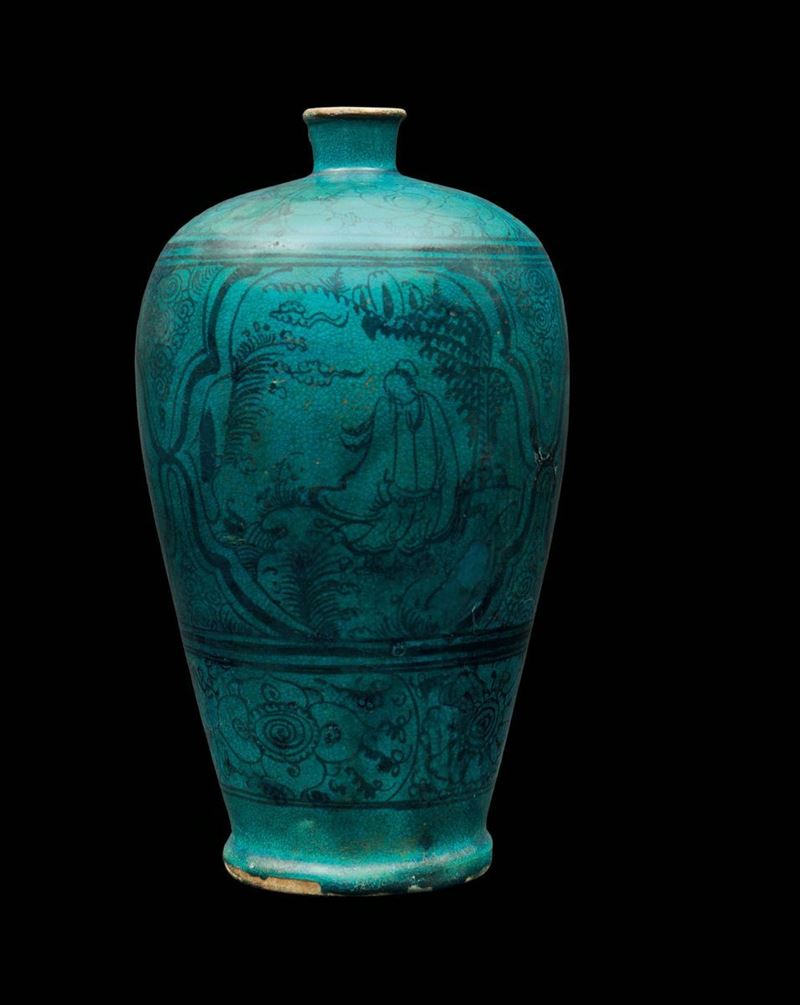 Vaso Meiping in grès smalto turchese con decoro naturalistico e personaggi entro riserve, Cina, Dinastia Yuan (1279-1368)  - Asta Fine Chinese Works of Art - Cambi Casa d'Aste
