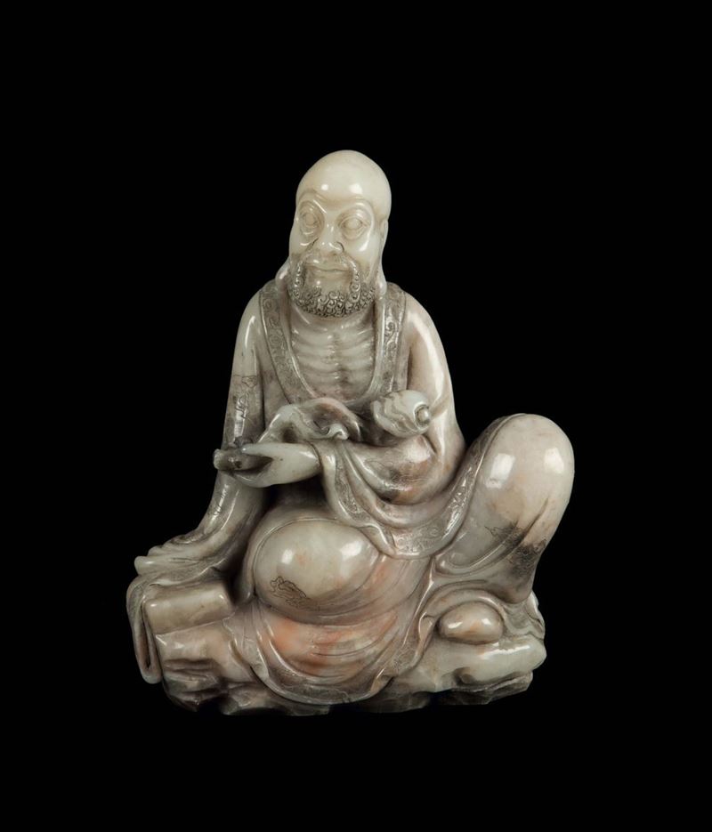 Figura di saggio con ruyi scolpito in saponaria, Cina, Dinastia Qing, epoca Qianlong (1736-1795)  - Asta Fine Chinese Works of Art - Cambi Casa d'Aste