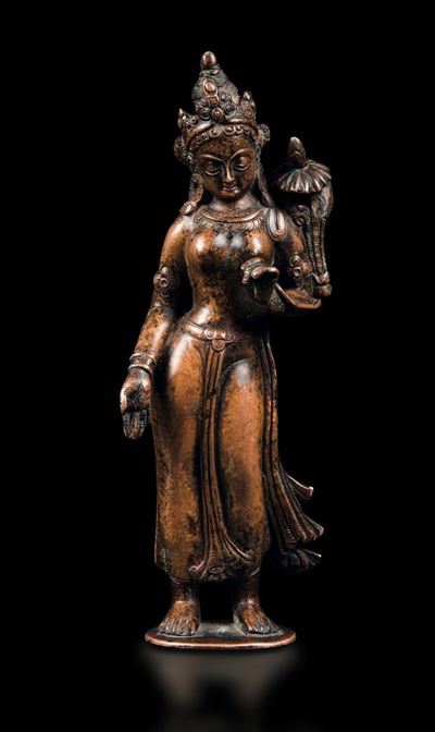 Rara Figura di Tara Eretta in Bronzo, Nepal, XIII Secolo