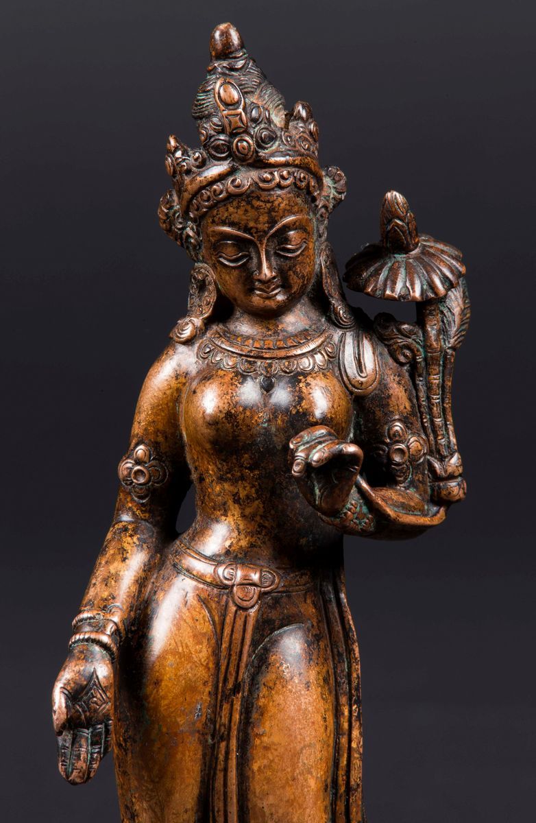 Rara Figura di Tara Eretta in Bronzo, Nepal, XIII Secolo