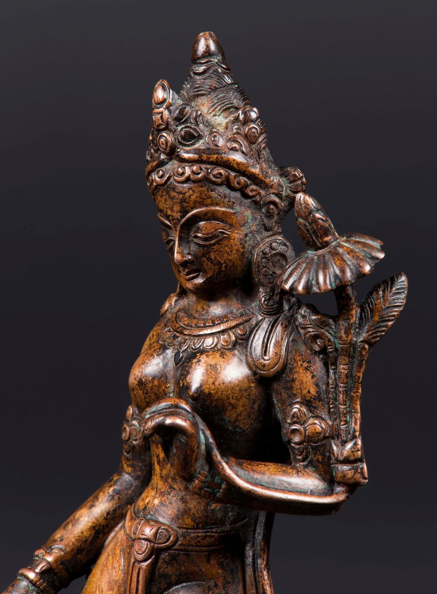 Rara Figura di Tara Eretta in Bronzo, Nepal, XIII Secolo