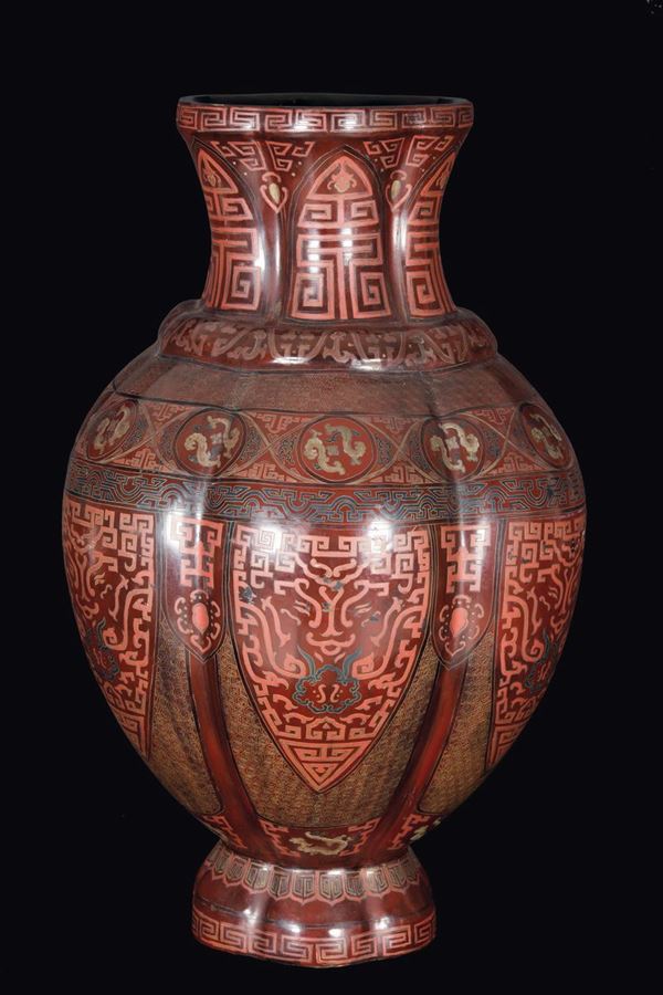 Grande vaso in lacca rossa con decoro geometrico e a maschere taotie d’ispirazione arcaica, Cina, Dinastia Qing, fine XIX secolo