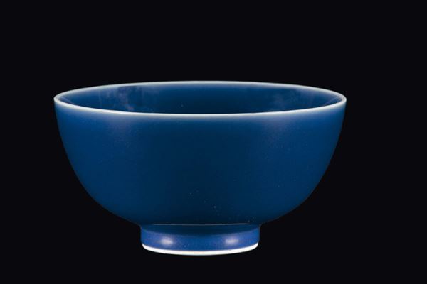 Ciotola in porcellana monocroma blu, Cina, Dinastia Qing, marca e del periodo Guangxu (1875-1908)