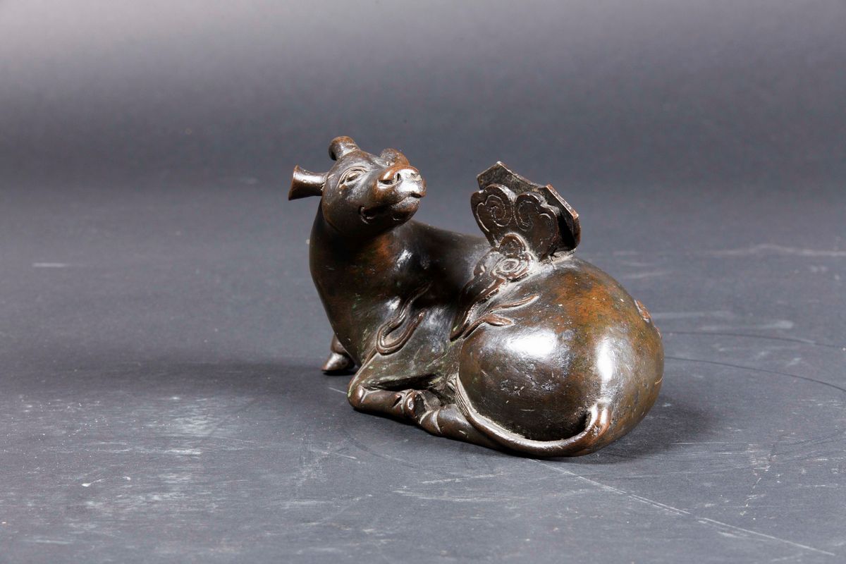 Portaspecchio in Bronzo a Guisa di Bufalo e Semi Luna, Cina, Dinastia Ming, XVII Secolo