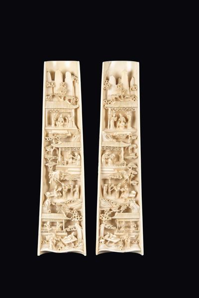 Due Placche in Avorio Incise con Scene di Vita di Corte, Cina, Canton, Dinastia Qing, Fine XIX Se...