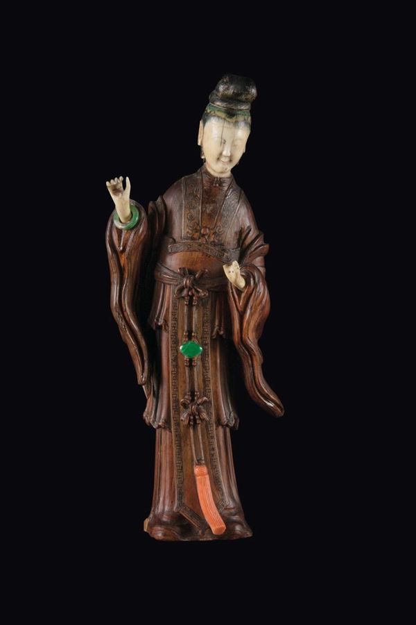 Figura di Guanyin in legno di homu e avorio con innesti in corallo e pietre dure, Cina, Dinastia Qing, fine XIX secolo