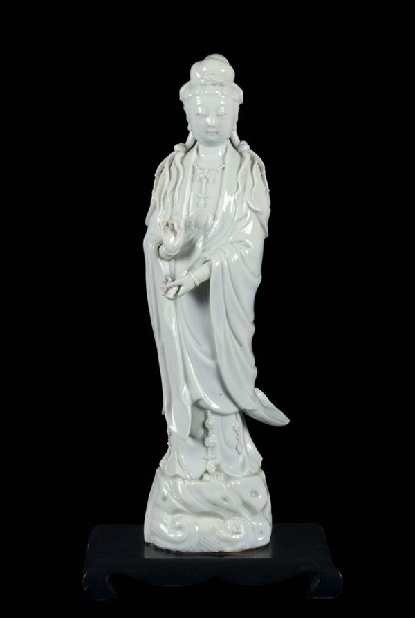 Figura di Guanyin eretta in porcellana Blanc de Chine, Cina, Dinastia Qing, XIX secolo