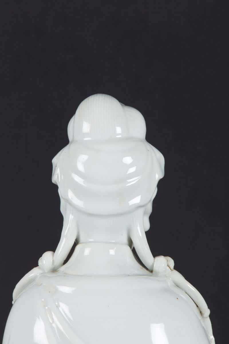Figura di Guanyin Eretta in Porcellana Blanc De Chine, Cina, Dinastia Qing, XIX Secolo