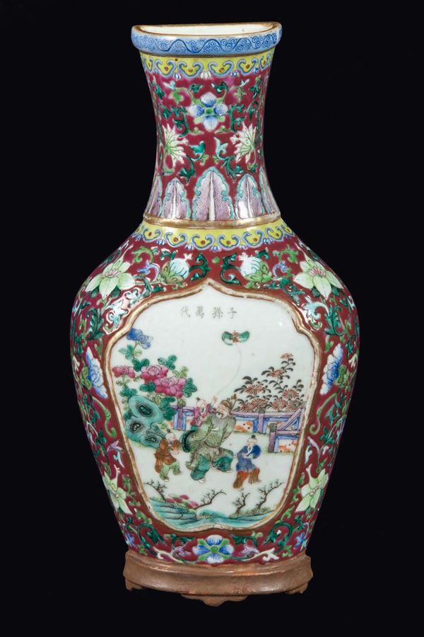 Vaso da muro in porcellana con decorazioni floreali a sfondo rosso e attendente con fanciulli, Cina, Dinastia Qing, probabilmente marca e del periodo Qianlong (1736-1795)