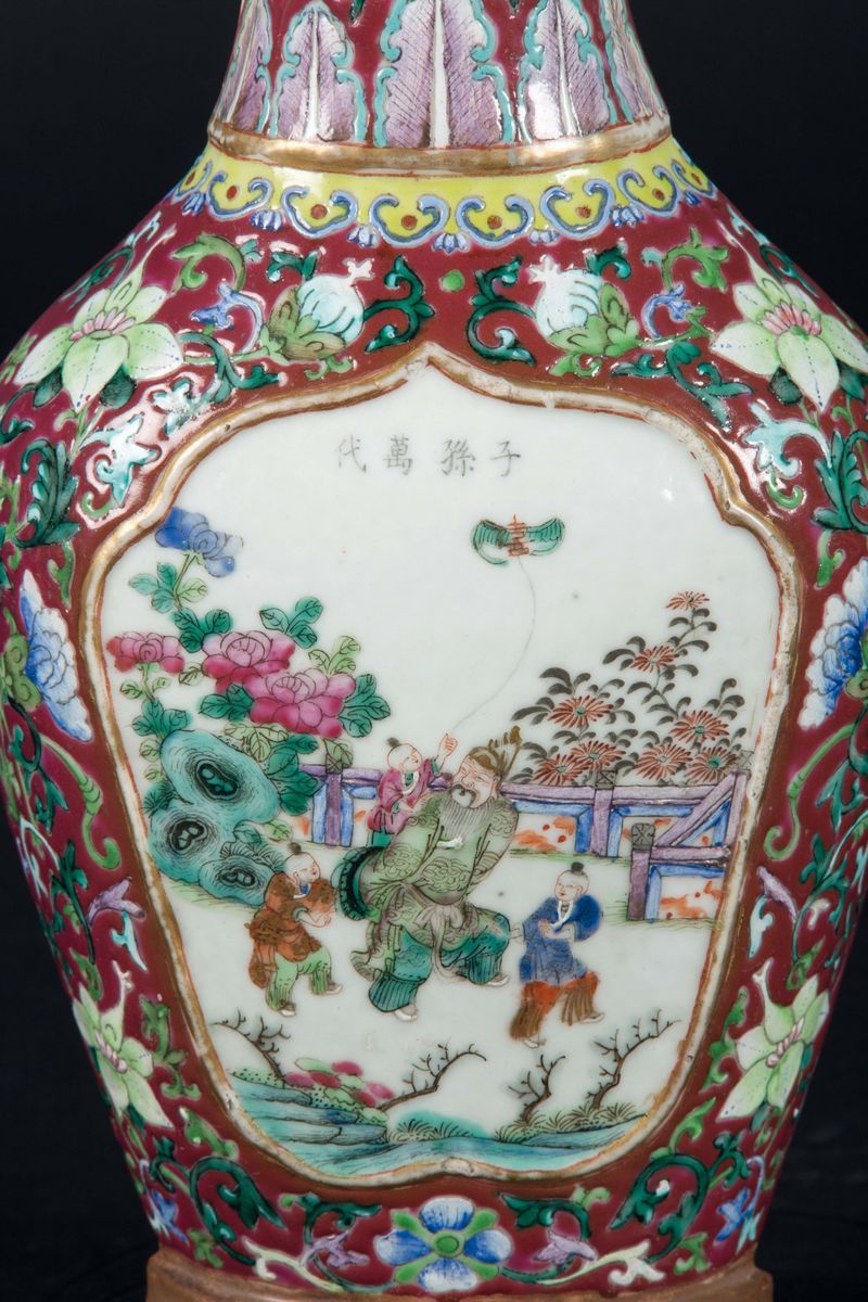 Vaso da Muro in Porcellana con Decorazioni Floreali a Sfondo Rosso e Attendente con Fanciulli, Ci...