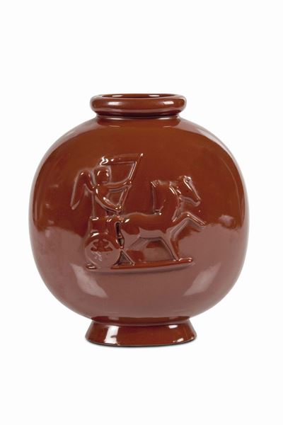 Richard Ginori, Il trionfo dell’amore, vaso in maiolica con rilievo a fondo marrone