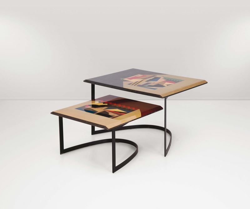 Coppia di tavolini in legno colorato all’anelina con struttura in metallo.  - Auction Design - Cambi Casa d'Aste