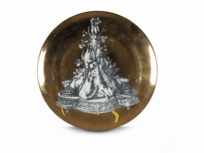Pietro Fornasetti, Grande piatto serigrafato “Panoplie”, porcellana con fondo oro (circa 1960)