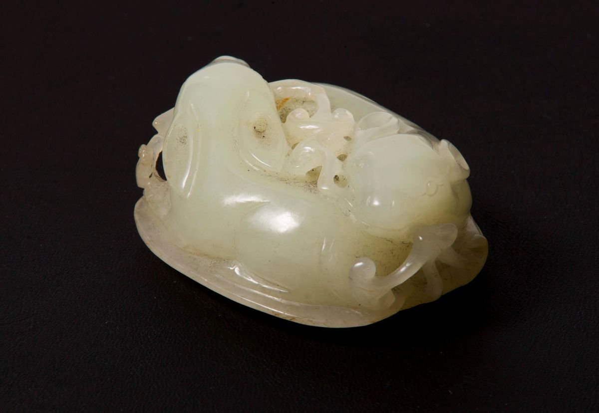 Gruppo Scolpito in Giada Bianca Raffigurante Due Cerbiatti con Funghi in Bocca, Cina, Dinastia Qi...