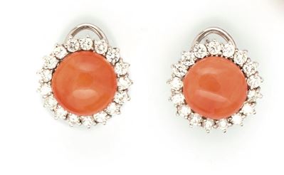 Orecchini con Corallo Taglio Cabochon e Diamanti a Contorno