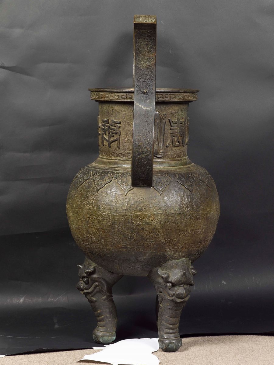 Grande Incensiere in Bronzo con Manici a Decoro Geometrico D'ispirazione Arcaica con Iscrizione a...