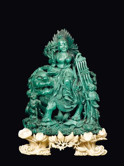 Gruppo Finemente Scolpito in Malachite Raffigurante Guanyin Sopra Cane di Pho e Fanciulli con Bas...