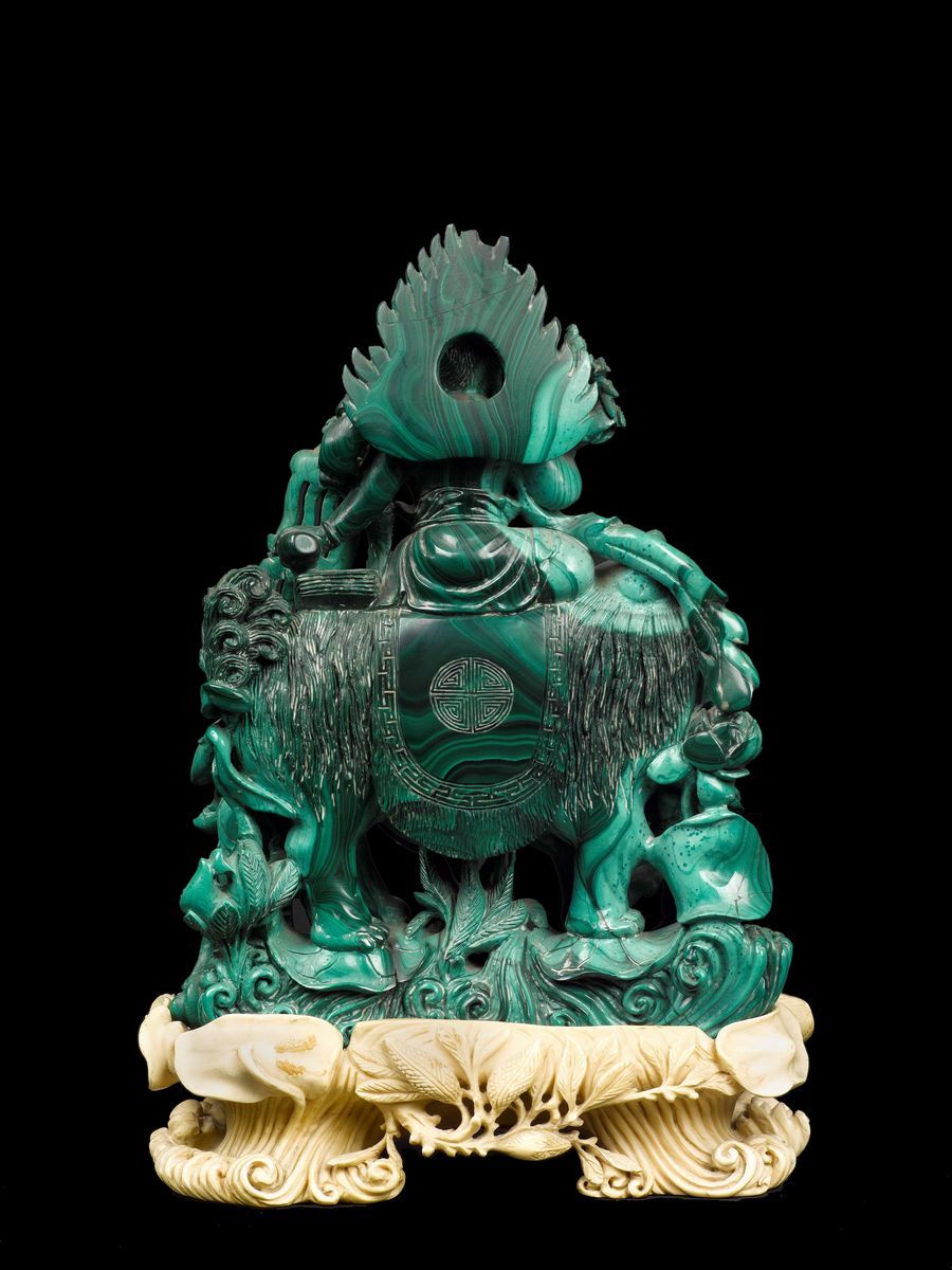 Gruppo Finemente Scolpito in Malachite Raffigurante Guanyin Sopra Cane di Pho e Fanciulli con Bas...