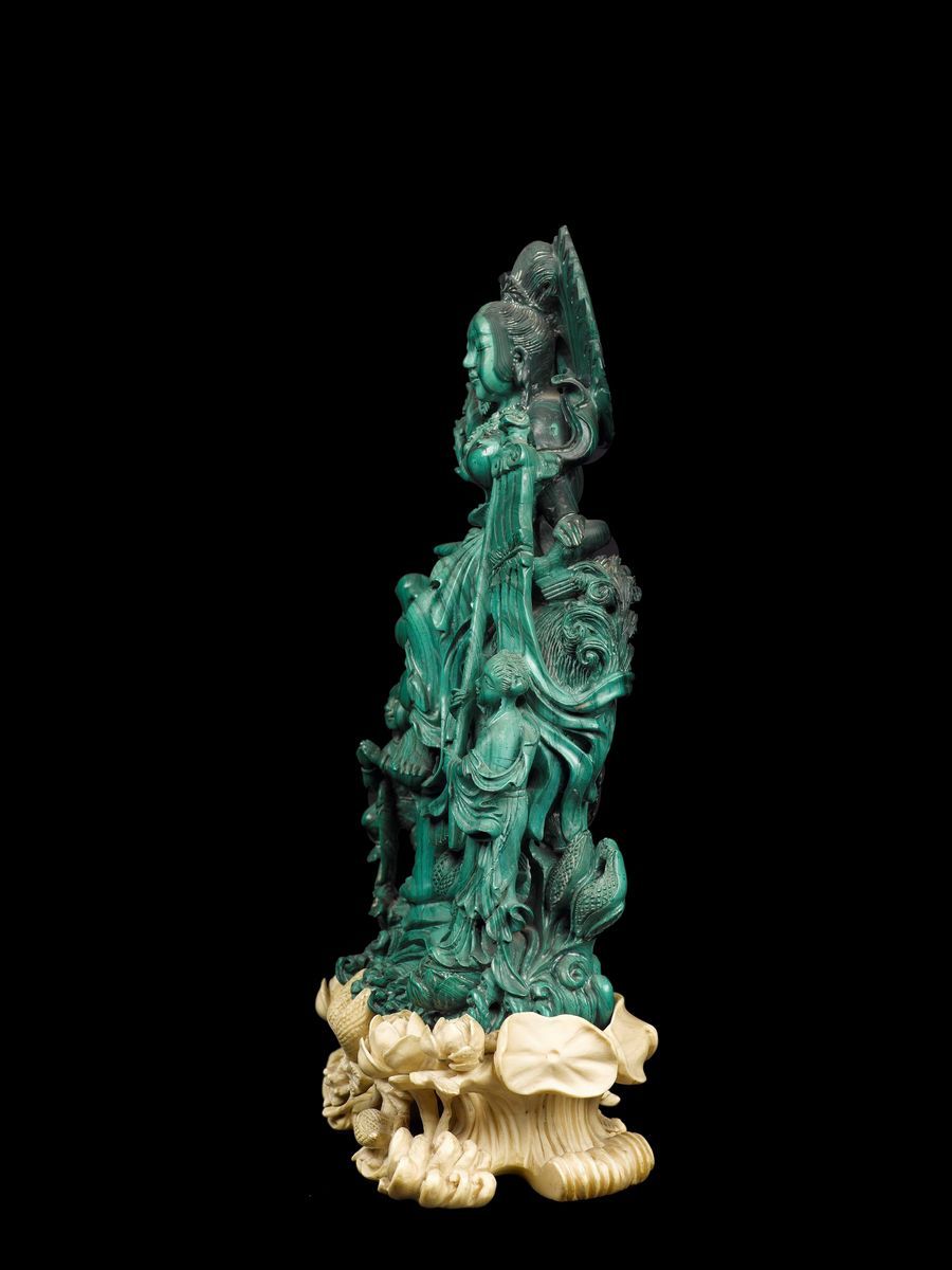 Gruppo Finemente Scolpito in Malachite Raffigurante Guanyin Sopra Cane di Pho e Fanciulli con Bas...