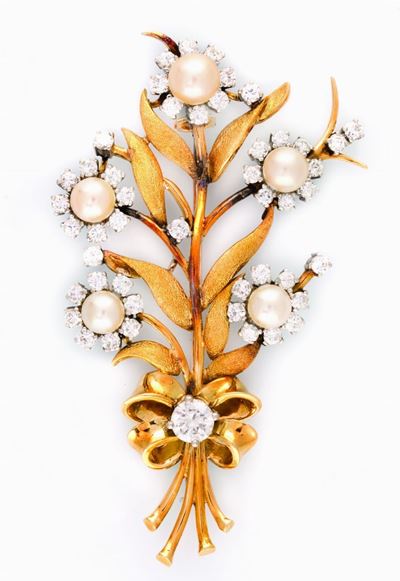 Lotto Composto da Due Bracciali, Due Catene da Orologio ed un Bracciale con Monete