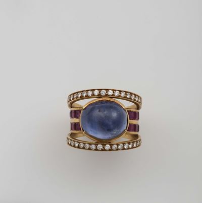 Anello con Zaffiro Taglio Cabochon, Rubini e Diamanti