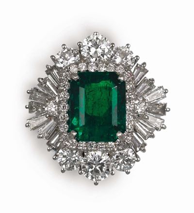 Anello con Smeraldo Colombia di Ct 4,14 e Diamanti a Contorno