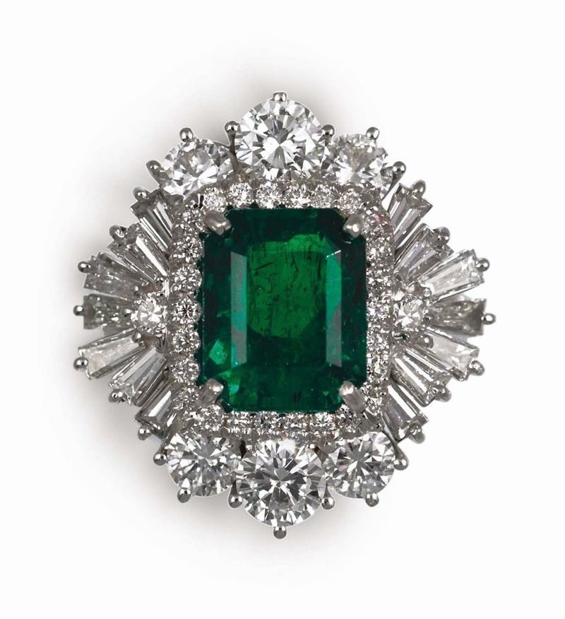 Anello con smeraldo Colombia di ct 4,14 e diamanti a contorno  - Asta Fine Jewels - I - Cambi Casa d'Aste