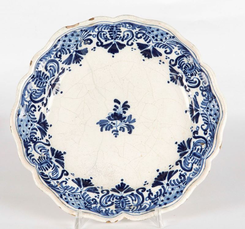 A maiolica dish, Lodi, workshop of Coppellotti, first half of the 18th century  - Auction Majolica and porcelain from the 16th to the 19th century - Cambi Casa d'Aste