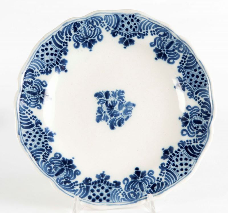 A maiolica dish, Lodi, lodigiana workshop, first half of the 18th century  - Auction Majolica and porcelain from the 16th to the 19th century - Cambi Casa d'Aste