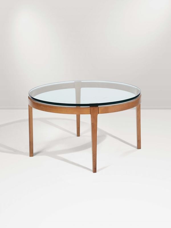 Tavolo basso con struttura in legno e piano in vetro molato.