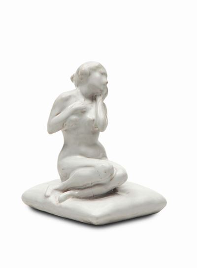 Domenico Baccarini, Faenza, Nudo femminile su cuscino, maiolica bianca (1920 ca)