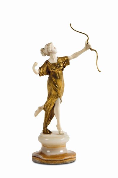 Jean Garnier (attrib.), Scultura crisoelefantina con figura femminile e arco