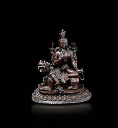 Figura di Amitayus in Rame Shi Shou con Intarsi in Argento Seduta su Cane di Pho su Base a Doppio...