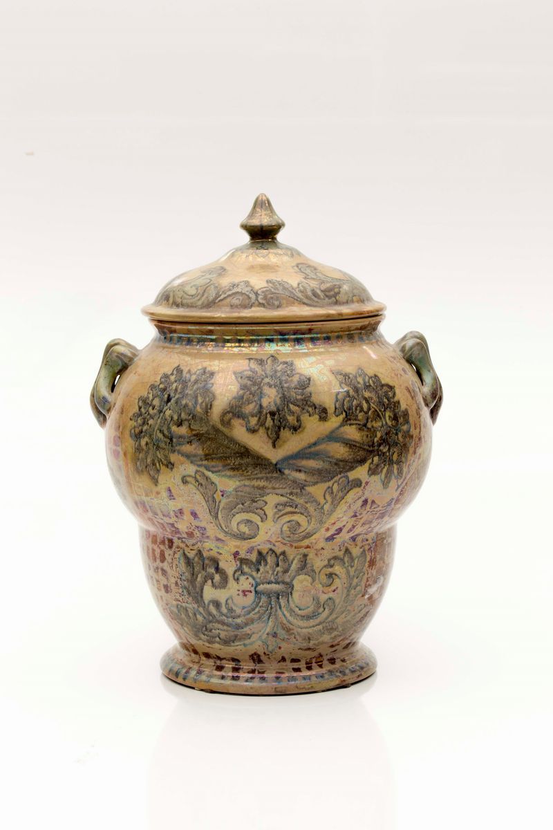 Pietro Melandri, Vaso con coperchio in maiolica policroma, cornucopie e foglie a lustro (Faenza, ...