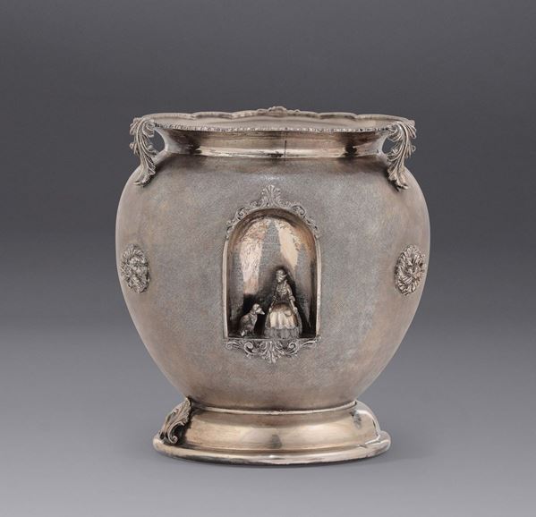 Vaso in argento lavorato a mano, Italia prima metà del XX secolo (apparentemente privo di punzonatura)