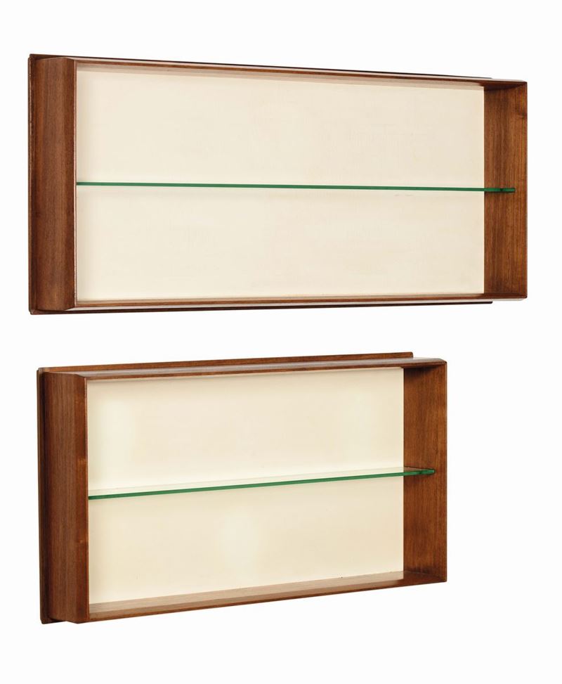 Coppia di mobili pensili in legno con piani in vetro.  - Auction Design - Cambi Casa d'Aste